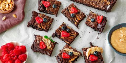 Klassisk brownie med peanøttsmør og salt karamell